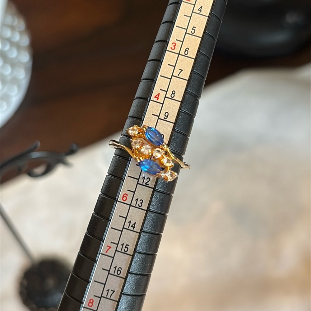 💙Elegant Vintage Blue & white topaz set gold tone petite Ring unstamped